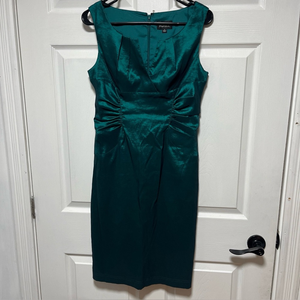 NEW ADRIANNA PAPELL Size 8 Split Neck iridescent Dress, flattering, Green